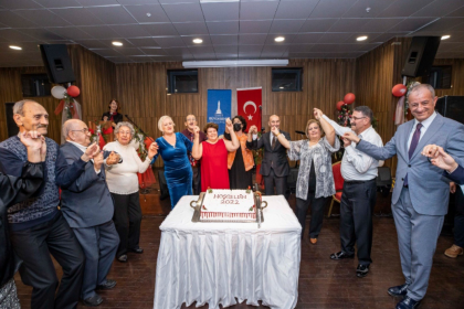 Tunç Soyer huzurevi sakinlerinin yeni yılını kutladı