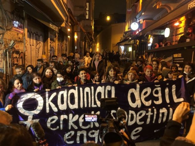 25 Kasım Kadına Yönelik Şiddetle Mücadele Günü yürüyüşüne karşı; Kaymakamlık ve Valilik İstiklal Caddesini ablukaya aldı 25 Kasım Kadına Yönelik Şiddetle Mücadele Günü yürüyüşüne karşı; Kaymakamlık ve Valilik İstiklal Caddesini ablukaya aldı