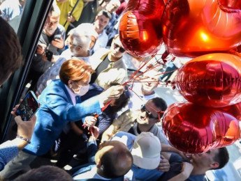 Akşener Ankara'da esnaf gezdi, Esnaf; Kredi faizleri, kredi kartlarını ödemekten yoruldum. Artık işçilerin ne maaşlarını ne SSK'larını hiçbirini ödeyemiyorum