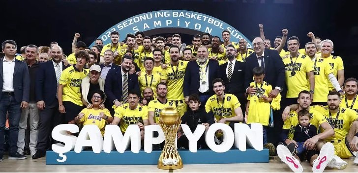 Anadolu Efes'i yenen Fenerbahçe Beko 2021-2022 sezonunun şampiyonu oldu