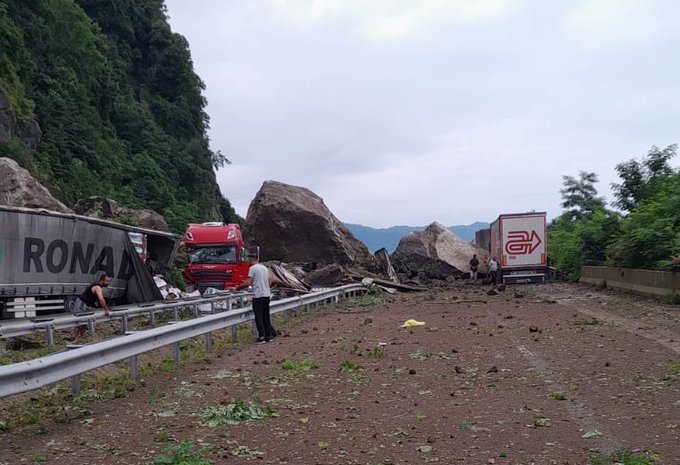 Artvin Hopa-Kemalpaşa karayolunda heyelan meydana geldi, dev kayalar yola devrildi; 1 ölü, 2 yaralı var