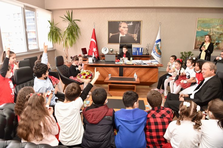 Avcılar Belediye Başkanı Turan Hançerli, makamını çocuklara emanet etti