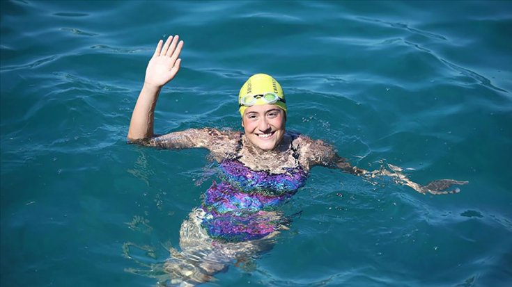 Aysu Türkoğlu, Manş'ı yüzerek geçen en genç Türk oldu