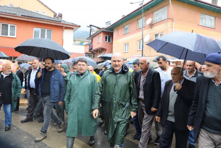 Bakan Soylu, sel afetinin yaşandığı Bartın'da incelemelerde bulundu