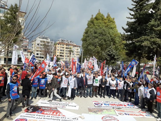 Birleşik Kamu-İş Konfederasyonu Hatay'dan iktidara seslendi; 'Asgari ücret, Martta dört kişilik bir ailenin sadece 22 günlük beslenmesine yetiyor' Birleşik Kamu-İş Konfederasyonu Hatay'dan iktidara seslendi; 'Asgari ücret, Martta dört kişilik bir ailenin sadece 22 günlük beslenmesine yetiyor'