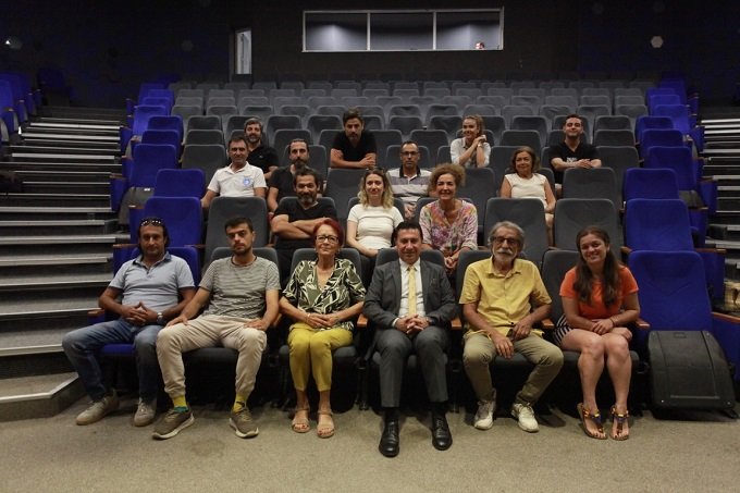 Bodrum Belediye Başkanı Ahmet Aras, Sezonu 6 ödülle taçlandıran Bodrum Belediyesi Şehir Tiyatrosu ekibi ile buluştu Bodrum Belediye Başkanı Ahmet Aras, Sezonu 6 ödülle taçlandıran Bodrum Belediyesi Şehir Tiyatrosu ekibi ile buluştu