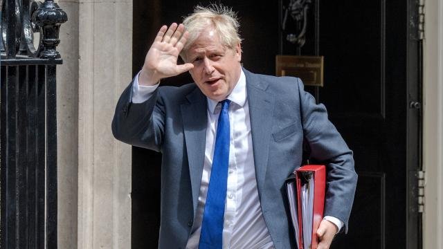 Boris Johnson istifa etti