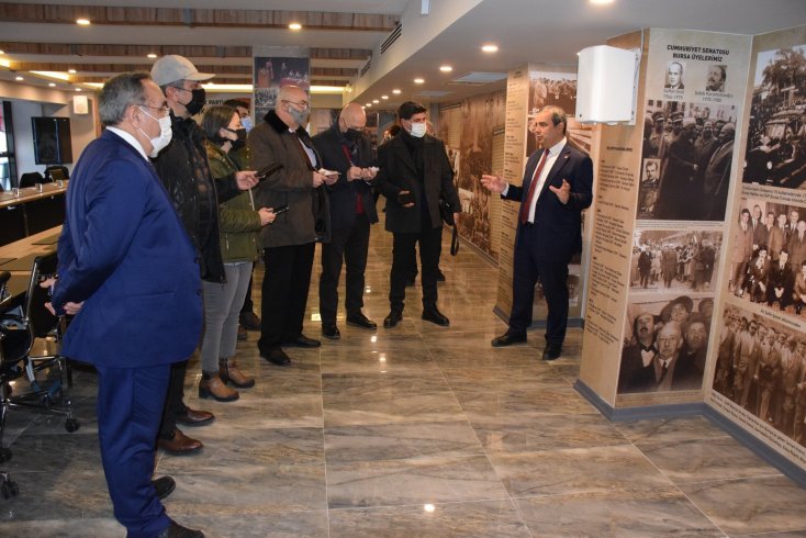 Bursa CHP'nin 100 yılı 'Anı Duvarı' oldu
