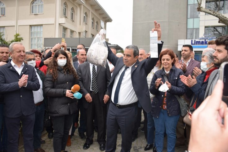 CHP Bursa İl Başkanı İsmet Karaca, Elektrik faturasını çuval dolusu para ile ödedi CHP Bursa İl Başkanı İsmet Karaca, Elektrik faturasını çuval dolusu para ile ödedi