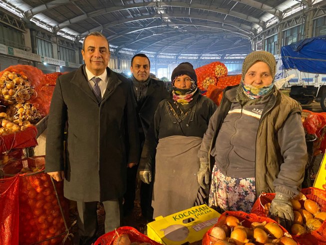 CHP Bursa il başkanı Karaca, Bursa Kent Hali'ne ziyaretinde esnaf ve çalışanların -5 derecedeki ekmek mücadelesine tanıklık etti