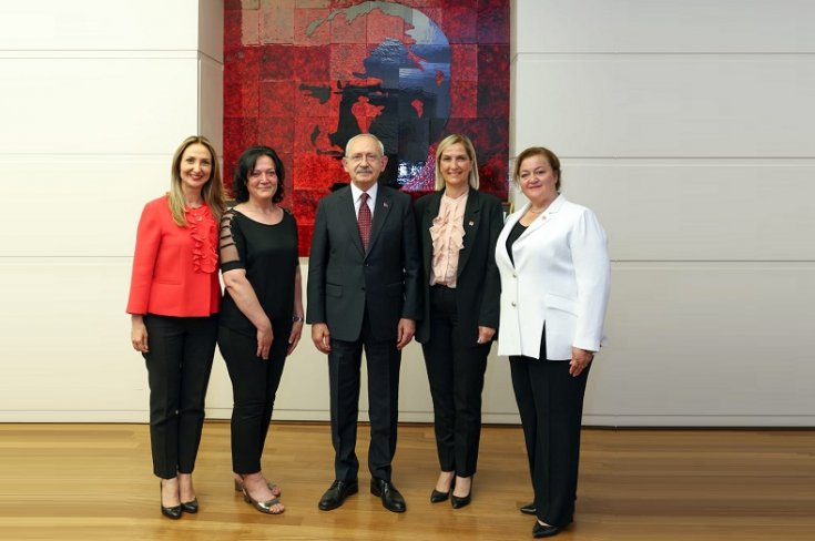 CHP Kadın Kolları üye kampanyasında 80 bininci üyeye Kılıçdaroğlu rozet taktı