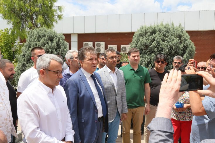 Edremit Belediye Başkanı Selman Hasan Arslan, makamında saldırıya uğradı