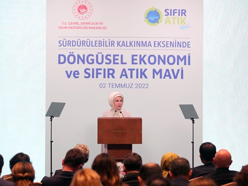 Emine Erdoğan, 'Sürdürülebilir Kalkınma Ekseninde Döngüsel Ekonomi ve Sıfır Atık Mavi' programına katıldı Emine Erdoğan, 'Sürdürülebilir Kalkınma Ekseninde Döngüsel Ekonomi ve Sıfır Atık Mavi' programına katıldı