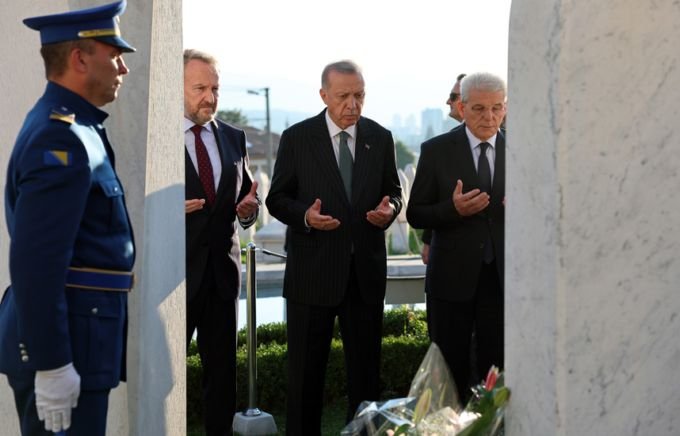 Erdoğan, Aliya İzetbegoviç'in kabrini ziyaret etti