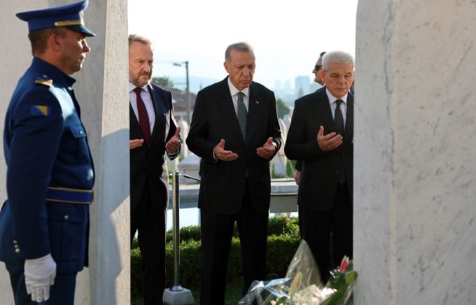Erdoğan, Aliya İzetbegoviç'in kabrini ziyaret etti Erdoğan, Aliya İzetbegoviç'in kabrini ziyaret etti