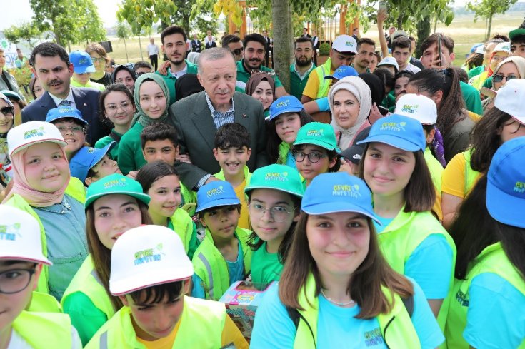 Erdoğan, Atatürk havalimanına yapılacak millet parkı için ilk ağacı toprakla buluşturdu