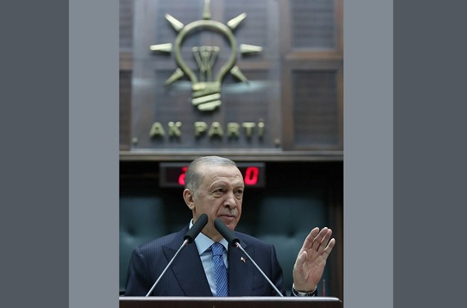 Erdoğan; 'Bu ülkenin her bir ferdi; müktesebatı, söylemi, duruşu, önündeki, arkasındaki ortaklarıyla altılı masa denilen yıkık-dökük yapıya baktığında geleceği için kime güvenebileceğini gayet iyi bilir' Erdoğan; 'Bu ülkenin her bir ferdi; müktesebatı, söylemi, duruşu, önündeki, arkasındaki ortaklarıyla altılı masa denilen yıkık-dökük yapıya baktığında geleceği için kime güvenebileceğini gayet iyi bilir'