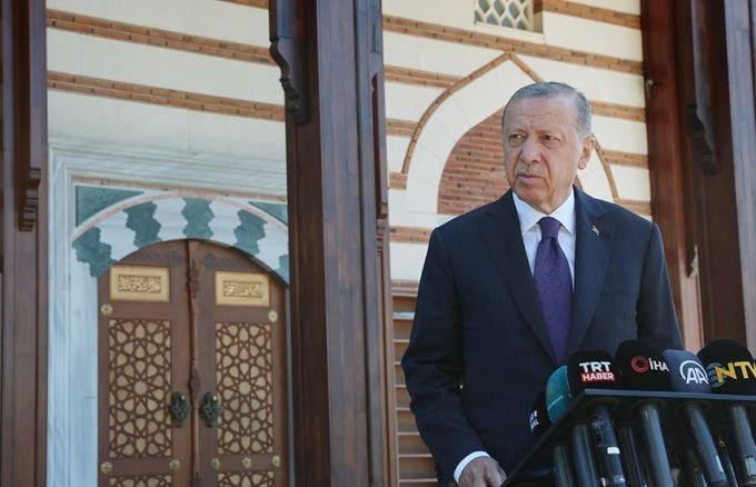 Erdoğan, Cuma namazı çıkışı açıklamasında; Eğer programlar el verirse Kraliçe 2. Elizabeth’in cenaze merasime katılmayı düşünüyorum