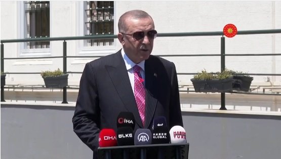 Erdoğan, Cuma namazı çıkışı NATO toplantısında yaptığı görüşmeleri değerlendirdi Erdoğan, Cuma namazı çıkışı NATO toplantısında yaptığı görüşmeleri değerlendirdi