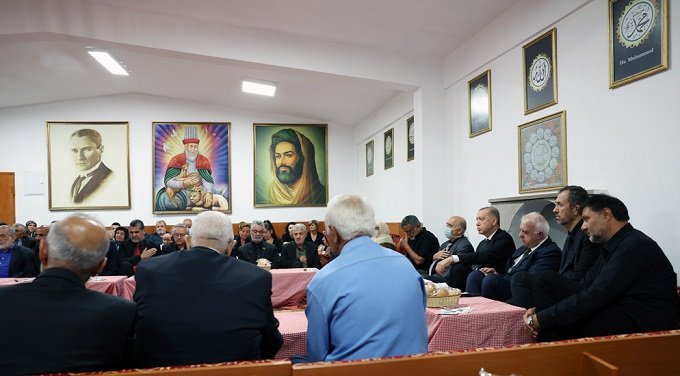 Erdoğan, Hüseyin Gazi Cemevi’nde Alevi ve Bektaşi derneklerinin temsilcileriyle iftar yaptı