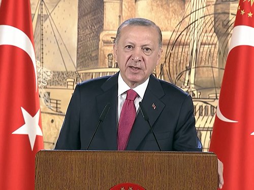 Erdoğan, İdlib'de Suriyelilere yapılan briket ev teslim töreninde; Suriye’de en kısa sürede güven, huzur, istikrar iklimi ile herkesin evine, toprağına, işine kavuşması temennimiz