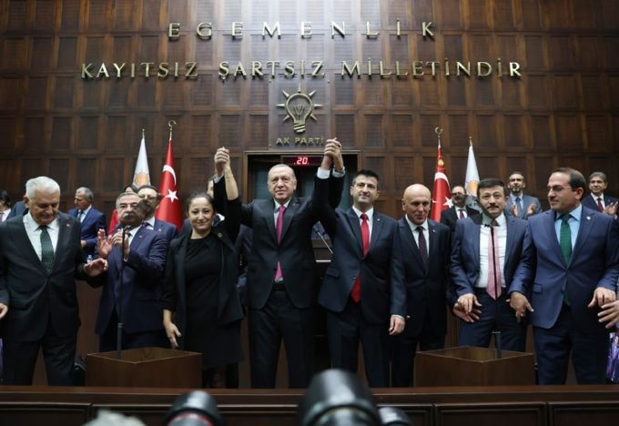 Erdoğan, TBMM'de AKP Grup toplantısında Mehmet Ali Çelebi'ye rozet taktı