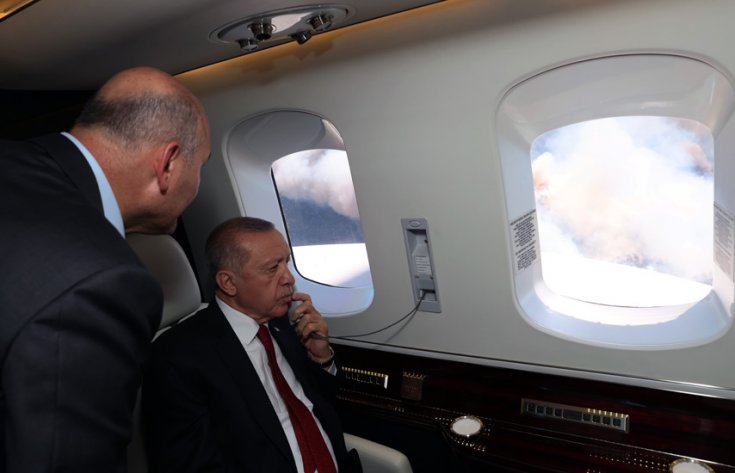 Erdoğan ve bakan Soylu havadan Marmaris’te devam eden yangın bölgesinde incelemelerde bulundu