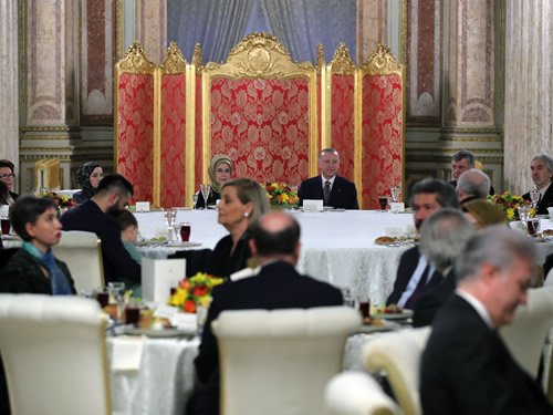 Erdoğan ve eşi Emine Erdoğan, sanatçılarla iftar yemeğinde bir araya geldi