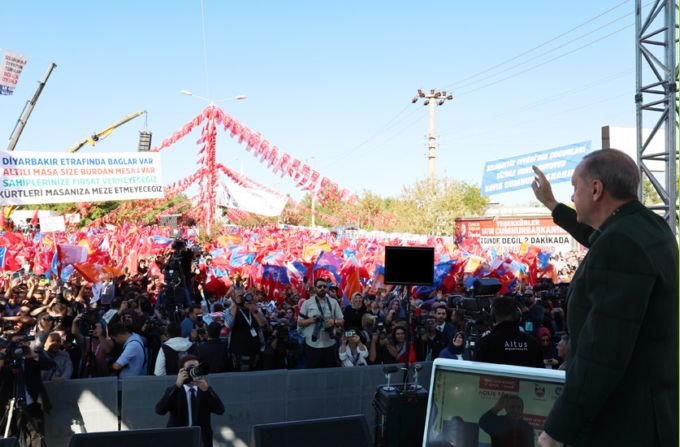 Erdoğan'dan, Diyarbakırlılara Demirtaş açıklaması; 'Edirne Cezaevi’nde olan zatın Kürtlükle alakası var mı? Yok, bu adam Kürt değil'