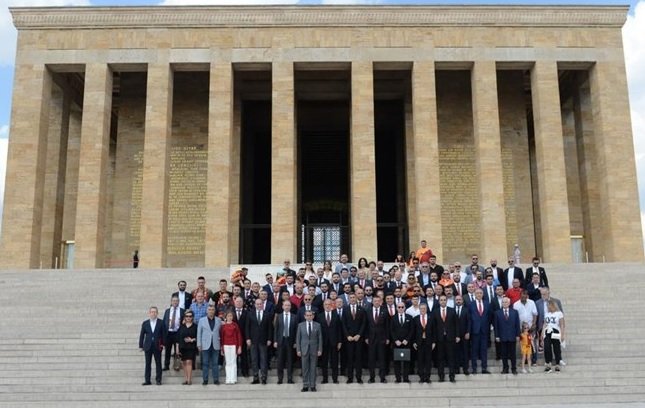 Galatasaray Kulübünün yeni başkanı Dursun Özbek ve yönetimi Anıtkabir'de Galatasaray Kulübünün yeni başkanı Dursun Özbek ve yönetimi Anıtkabir'de