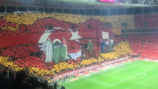 Galatasaray taraftarlarından Cumhuriyetin 100. yılı koreografisi