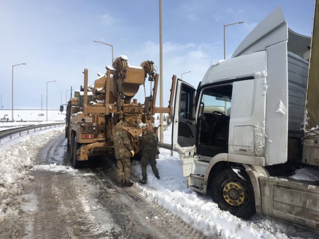 Gaziantep Valisi Gül; Gaziantep-Nizip otoyolu ve Gaziantep-Nizip Devlet karayolu, kardan temizlenerek kaza yapan araçlar kaldırılmıştır