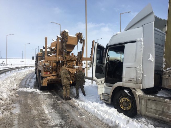 Gaziantep Valisi Gül; Gaziantep-Nizip otoyolu ve Gaziantep-Nizip Devlet karayolu, kardan temizlenerek kaza yapan araçlar kaldırılmıştır Gaziantep Valisi Gül; Gaziantep-Nizip otoyolu ve Gaziantep-Nizip Devlet karayolu, kardan temizlenerek kaza yapan araçlar kaldırılmıştır