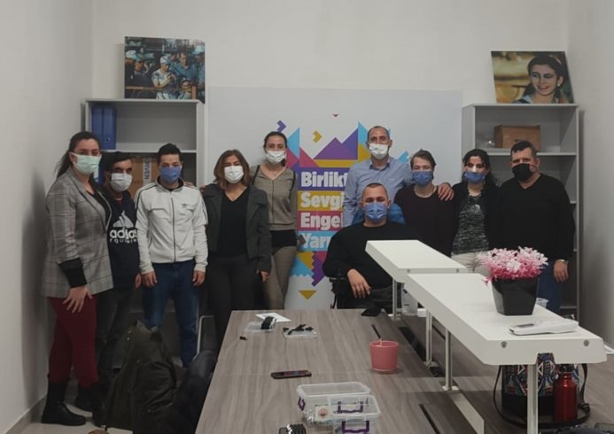 Gemlik Belediyesi Engelsiz Montaj Atölyesi’nde çalışan gençler ilk maaşlarını aldılar Gemlik Belediyesi Engelsiz Montaj Atölyesi’nde çalışan gençler ilk maaşlarını aldılar