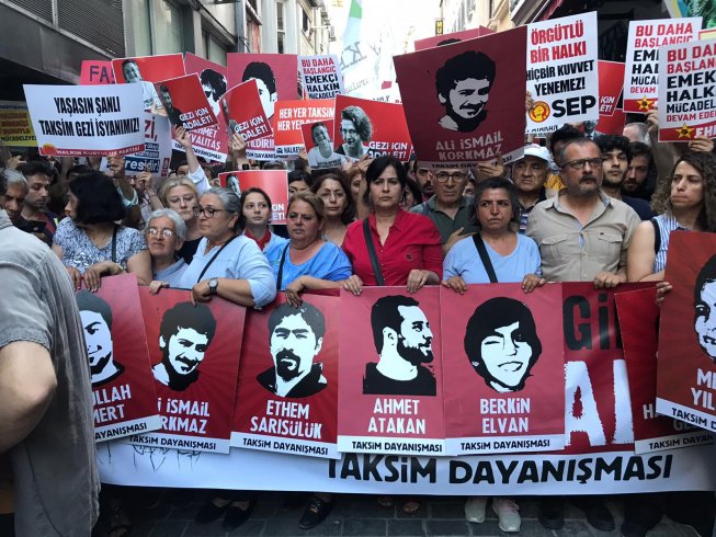 Gezi'nin 9. yılında Taksime çıkmak isteyenlere polis müdahale etti Gezi'nin 9. yılında Taksime çıkmak isteyenlere polis müdahale etti
