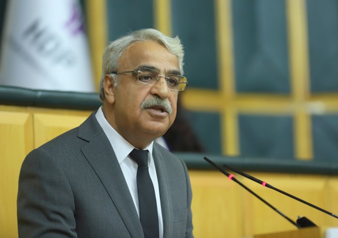 HDP Eş Genel Başkanı Mithat Sancar; AK Parti'nin iktidara geldiği dönemde OHAL'in olduğunu, şimdi de olağan hale gelen, kurumsallaşmış OHAL'in devam ediyor