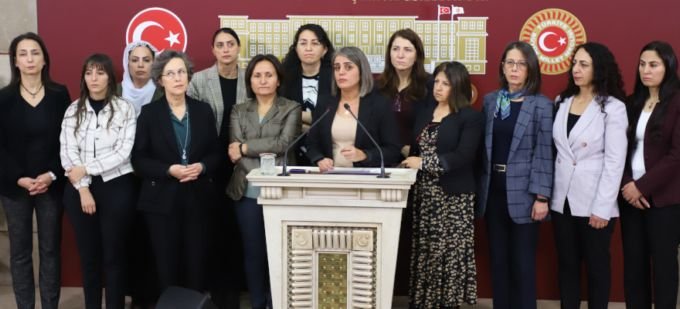 HDP'li kadın milletvekilleri; 'Bu ülkede istismar mağduru tek bir çocuk kalmayana kadar mücadele etmeye devam edelim' HDP'li kadın milletvekilleri; 'Bu ülkede istismar mağduru tek bir çocuk kalmayana kadar mücadele etmeye devam edelim'