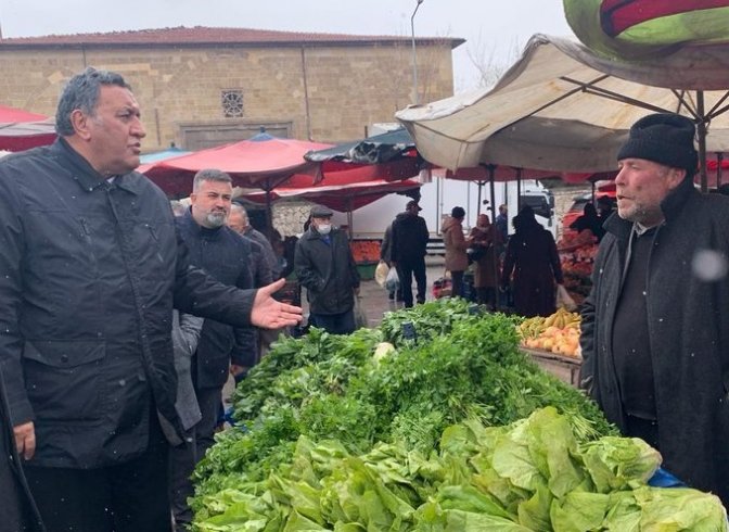 'Her şey çok pahalı, zorunlu ihtiyaçlar dışında alım yapamıyoruz'