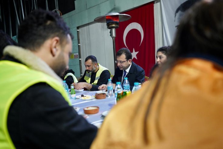 İBB Bakanı Ekrem İmamoğlu, yerin 25 metre altında, Dudullu-Bostancı Metro Hattı çalışanlarıyla iftar açtı