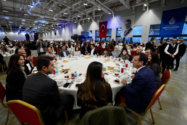 İBB Başkanı Ekrem İmamoğlu, iftarını halk ekmek çalışanlarıyla yaptı