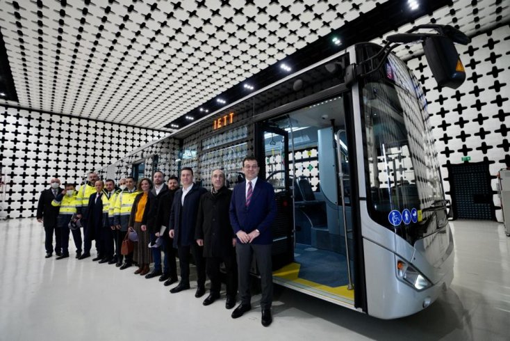 İBB Başkanı İmamoğlu, İstanbul'un yeni metrobüs aracını test etti