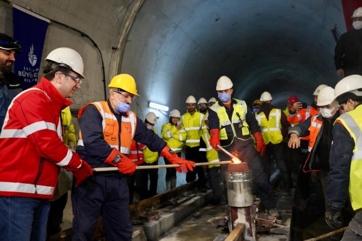 İBB Başkanı İmamoğlu, Kabataş-Mecidiyeköy metro hattı arasındaki son rayların kaynatma işlemine katıldı