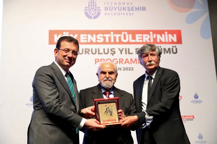 İBB ve Yeni Kuşak Köy Enstitülüler Derneği'nin düzenlediği Köy Enstitülerinin 82. kuruluş yılı etkinliğinde 'Aydınlanma Onur Ödülü' Prof. Dr. Erdal Atabek’e verildi