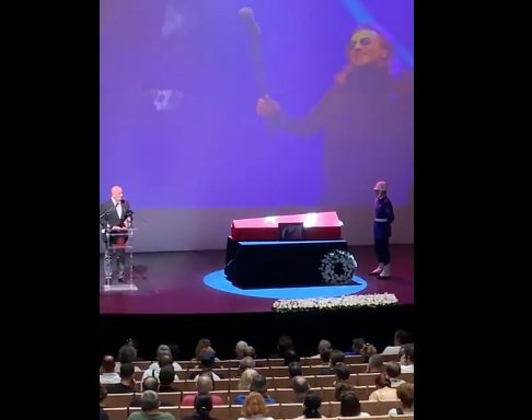 İlhan İrem, AKM'de düzenlenen tören sonrası son yolculuğuna uğurlanıyor İlhan İrem, AKM'de düzenlenen tören sonrası son yolculuğuna uğurlanıyor