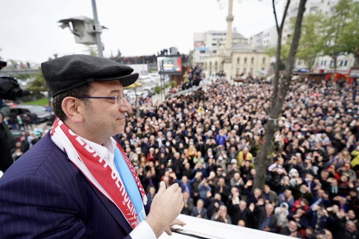 İmamoğlu çifti Yomra'da İBB'nin desteği ile yapılan parkın açılışını Belediye Başkanı Mustafa Bıyık ve siyasi parti temsilcileri ile açtı