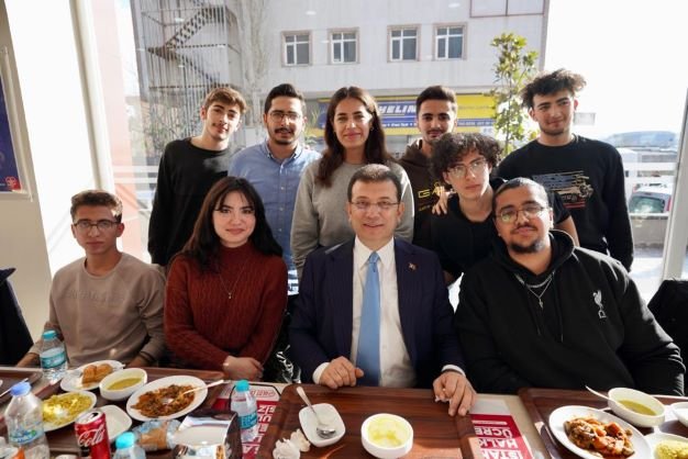İmamoğlu, öğle yemeğini Ümraniye'de yeni açılan Kent Lokantasında üniversite öğrencileri ile yedi