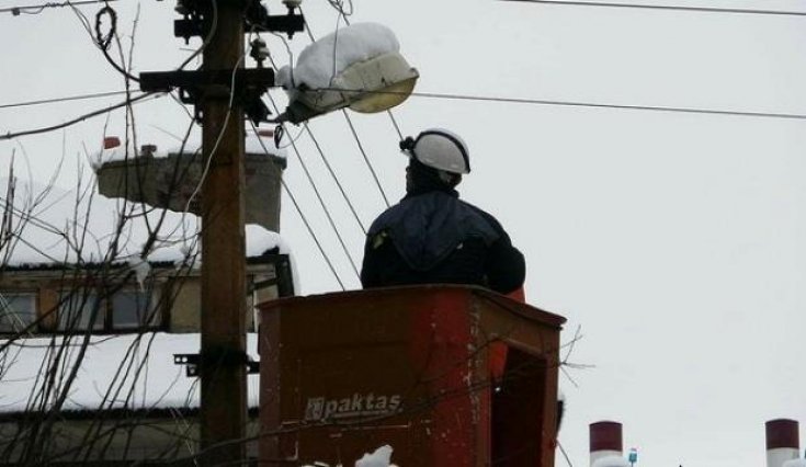 Isparta'da kar yağışı nedeniyle 2 gündür elektrik kesintisi yaşanıyor
