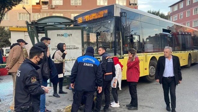İstanbul, Eyüpsultan'da direksiyon hakimiyetini kaybeden İETT şöförü kaza yaptı