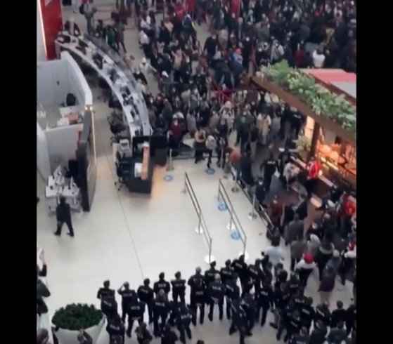 İstanbul Havalimanı'nda, 'Otele ihtiyacımız var' protestosuna polis geldi İstanbul Havalimanı'nda, 'Otele ihtiyacımız var' protestosuna polis geldi