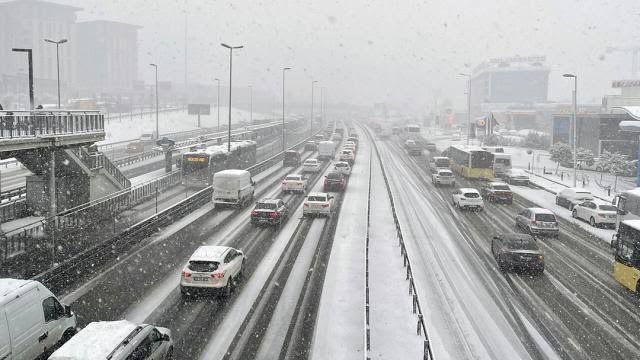 İstanbul Valisi Ali Yerlikaya;' Meteoroloji İstanbul için turuncu alarm verdi, zorunlu olmadıkça trafiğe çıkmayalım'